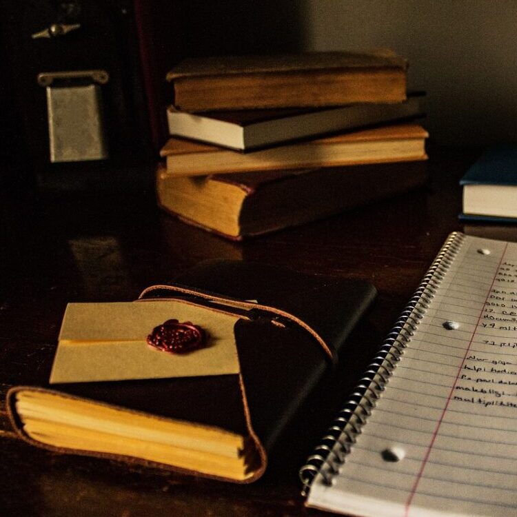 desk, books, writing-2158142.jpg